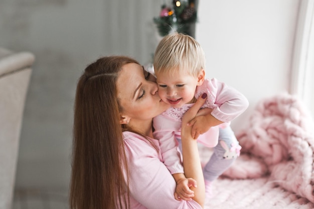 Mutter küsst kleine Tochter auf die Wange 2079