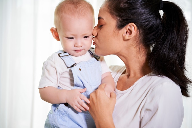 Mutter küsst Sohn