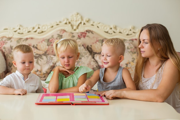 Mutter-Lesebuch mit kleinen Kindern zu Hause