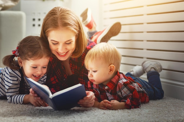 Mutter liest Kindern, Sohn und Tochter, ein Buch vor