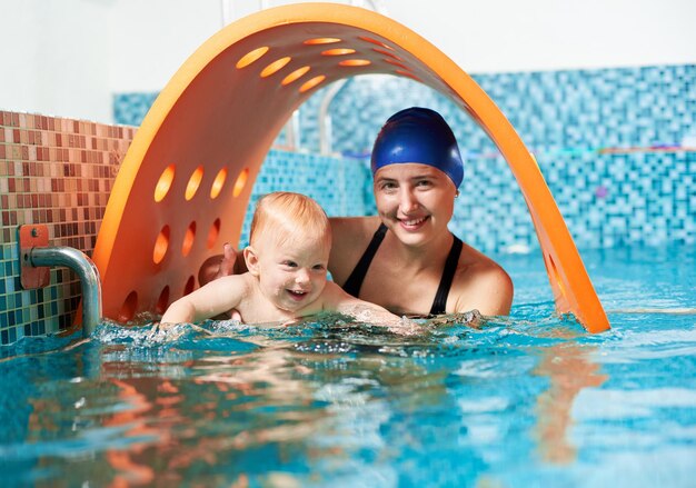 Mutter mit Baby in der Poolausbildung