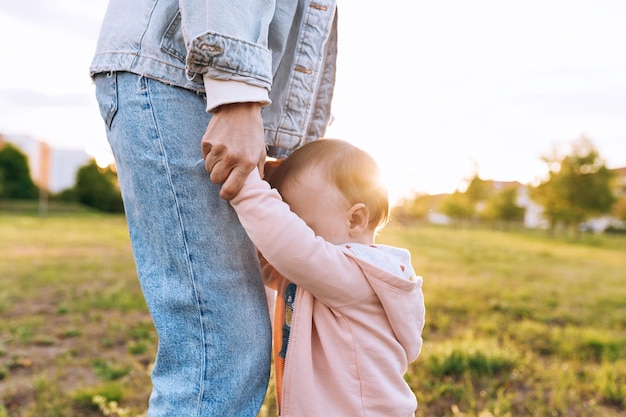 Mutter mit Baby Mutter bringt Baby das Laufen bei