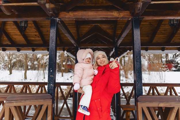 Mutter mit dem Baby, das malerisches Landhäuschen geht