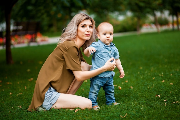 Mutter mit einem Kind im Park auf dem Rasen