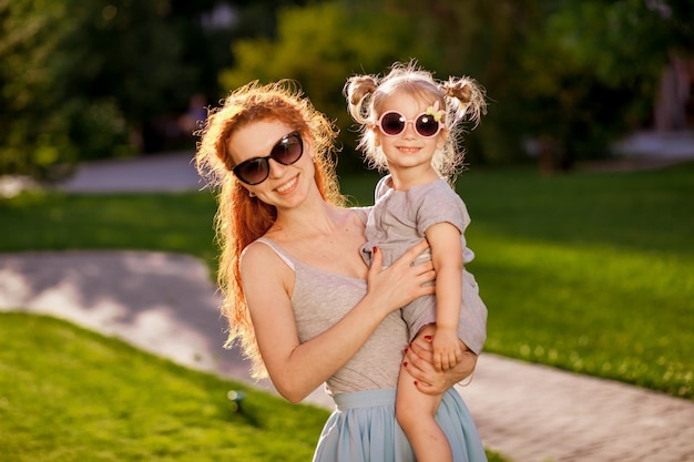 Mutter mit einem Kind mit Sonnenbrille