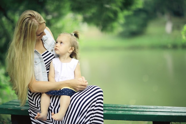 Mutter mit einem kleinen Mädchen auf einer Parkbank