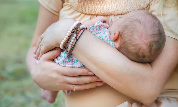 Mutter mit einem neugeborenen baby in den armen. selektiver fokus. menschen.
