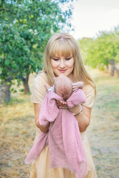 Mutter mit einem neugeborenen Baby in den Armen. Selektiver Fokus. Menschen.