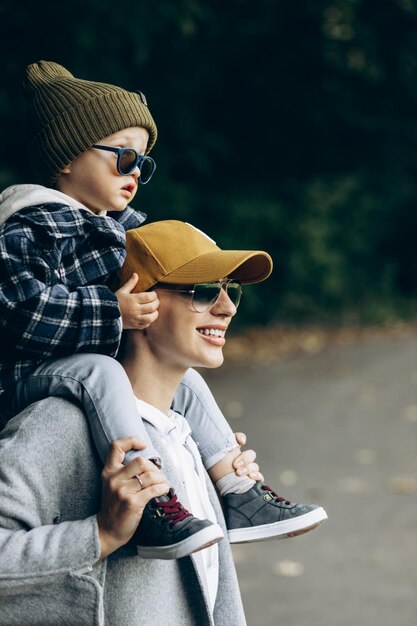 Mutter mit ihrem kleinen Sohn amüsiert sich gemeinsam im Park