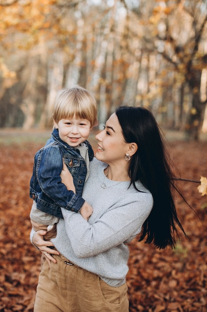 Mutter mit ihrem kleinen Sohn im Herbstpark