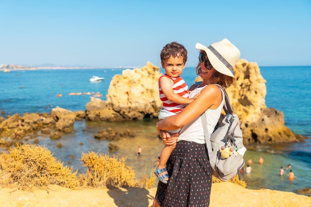 Mutter mit ihrem Sohn am Strand Praia dos Arrifes Algarve Albufeira Portugal Tourismus im Sommer