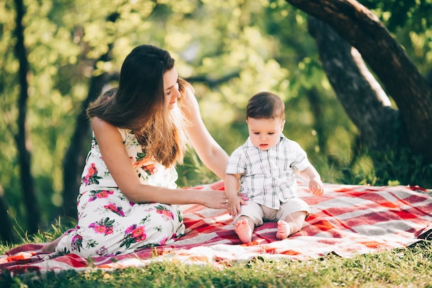 Mutter mit ihrem Sohn im Park