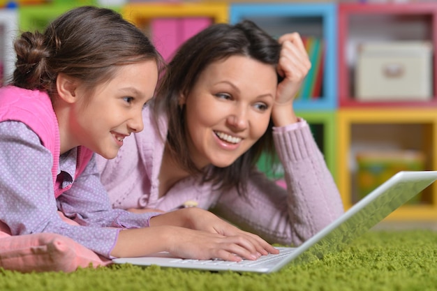 Mutter mit ihrer kleinen Tochter mit Laptop