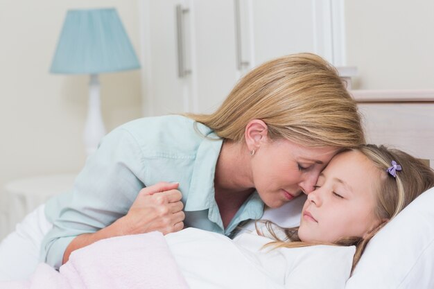 Mutter mit ihrer rutschenden Tochter