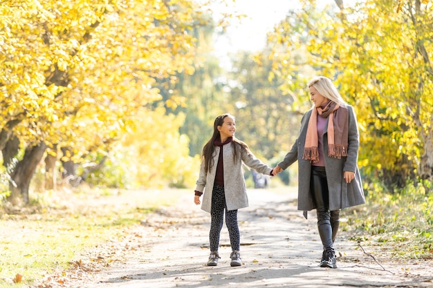 Mutter mit ihrer Tochter in herbstlicher Gasse.