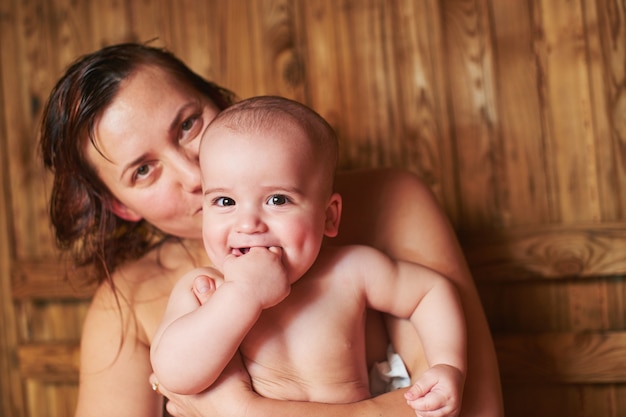 Mutter mit Kind in der Sauna