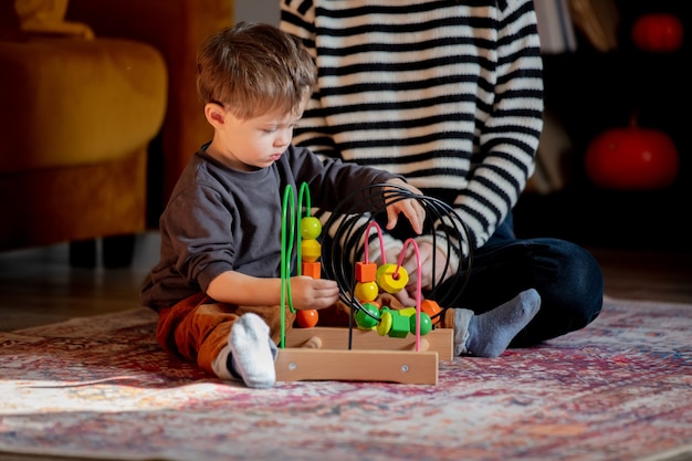 Mutter mit Kind spielt auf dem Boden