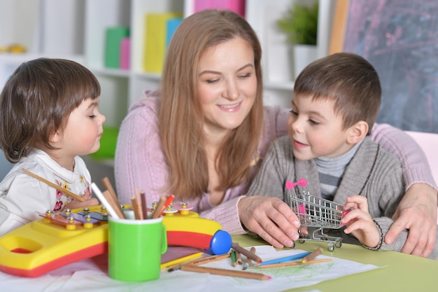 Mutter mit Kindern, die zu Hause zusammen spielen