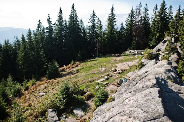 Mutter mit Kindern in den Bergen. Familienreisen und Wandern mit Kindern.