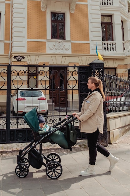 Mutter mit Kinderwagen bei einem Spaziergang im Park