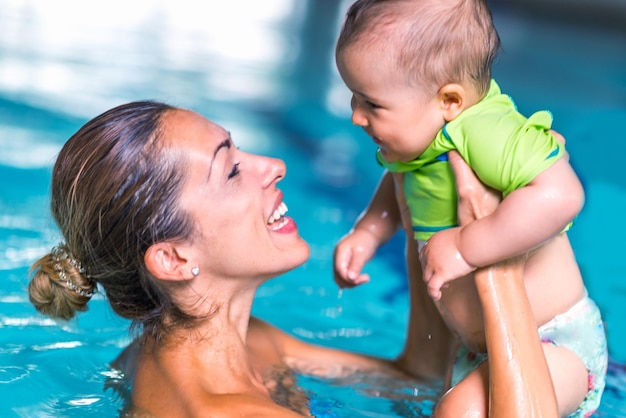 Mutter mit kleinem Jungen im Schwimmbad beim Schwimmkurs