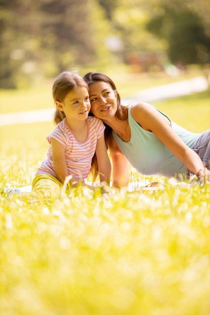 Mutter mit kleiner Tochter amüsiert sich an einem sonnigen Tag im Park