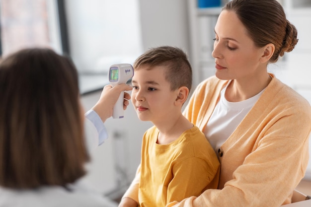 Mutter mit krankem Sohn und Arzt in der Klinik