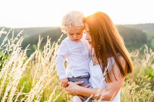 Mutter mit Sohn im Arm