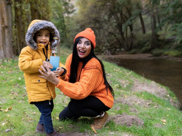 Mutter mit Sohn im Wald im Herbst