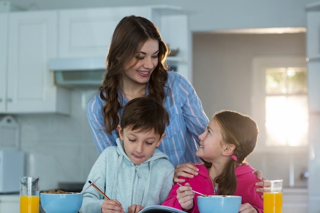 Mutter mit Sohn und Tochter frühstücken