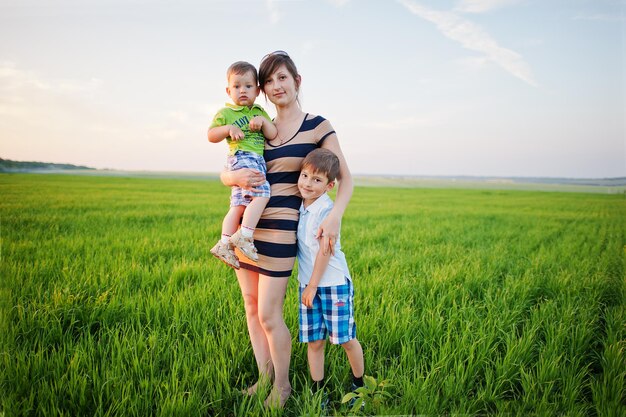 Mutter mit Sohn zwei im grünen Feld