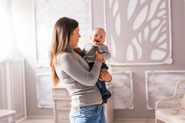 Mutter mit süßem Baby im Zimmer