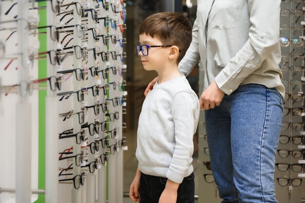 Mutter mit süßem Sohn. Familie Brille kaufen