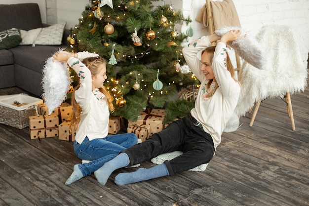 Mutter mit Tochter am Weihnachtsbaum