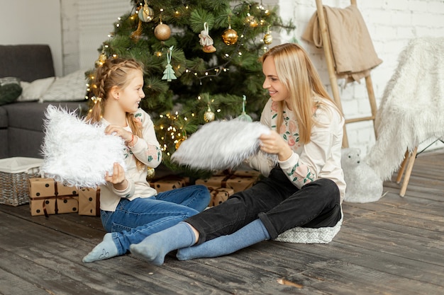 Mutter mit Tochter am Weihnachtsbaum