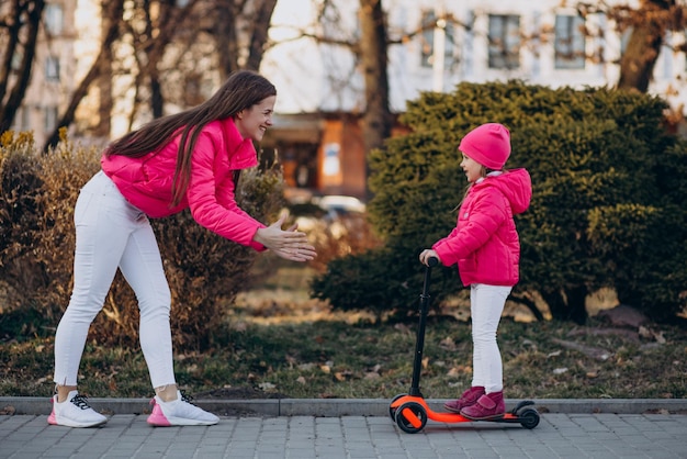 Mutter mit Tochter auf Elektroroller