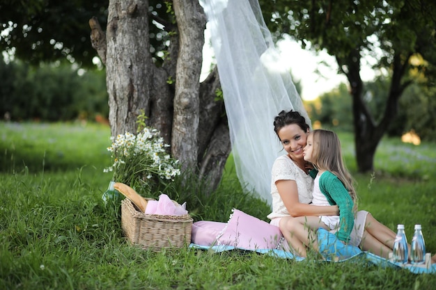 Mutter mit Tochter bei einem Picknick