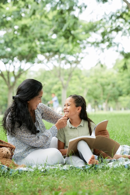 Mutter mit Tochter beim Picknick