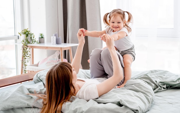 Mutter mit Tochter im Bett