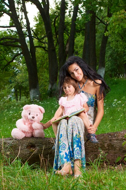 Mutter mit Tochter im Park