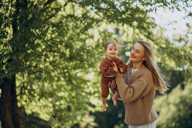 Mutter mit Tochter zusammen im Park