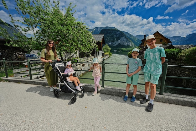 Mutter mit vier Kindern auf der Brücke in der Altstadt von HallstattÖsterreich