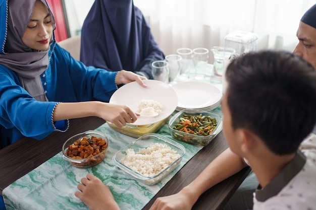 Mutter Muslim, der Essen für Familie dient