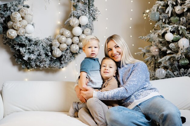 Mutter posiert mit Kindern für ein Weihnachtsfoto