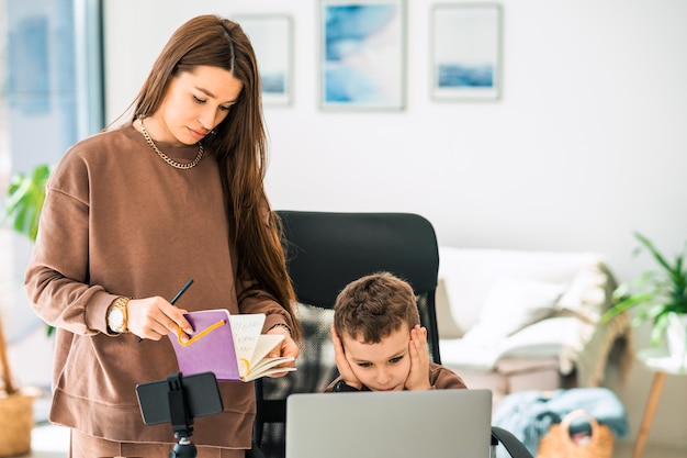 Mutter schaut in das Schultagebuch von Sohn