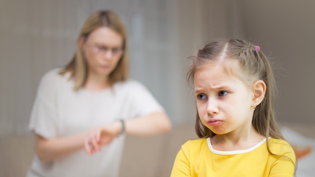 Mutter schimpft mit ihrer Tochter