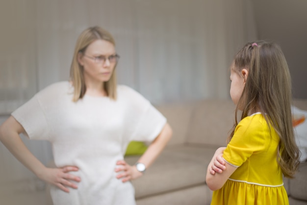 Foto mutter schimpft mit ihrer tochter