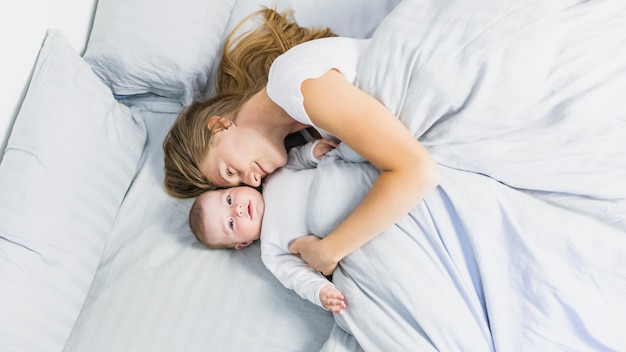 Mutter schläft mit ihrem Baby