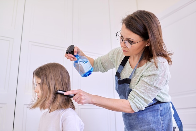 Mutter schneidet Tochter zu Hause Haare, Kinder, Frisuren, Haare, Schönheit.