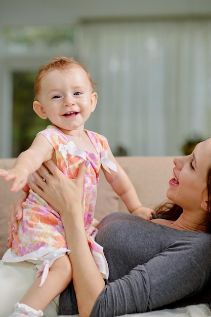 Mutter spielt mit Baby